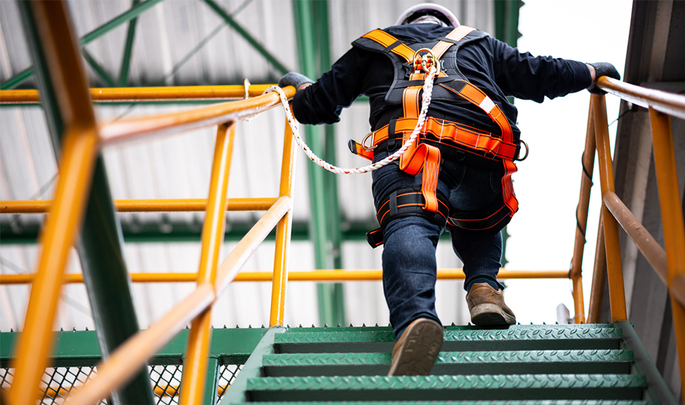 保護高空作業人員安全的重要裝備——防墜落套裝