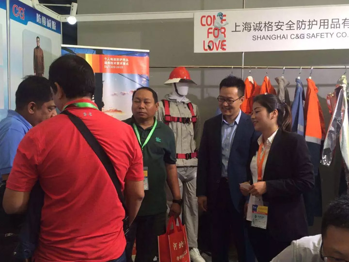 展區一角,相談甚歡,有種相見恨晚的感覺!