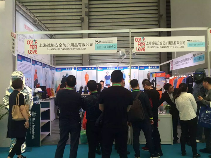 蜂擁而至,開始圍觀