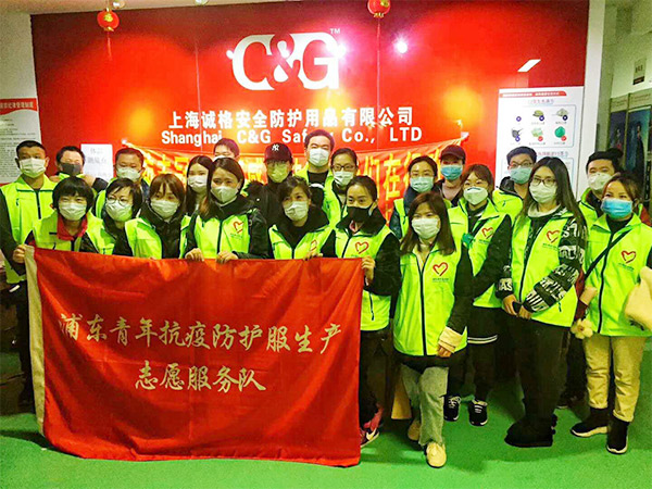 攜手戰“疫”，逆風而上，上海志愿者助力抗疫防護服生產